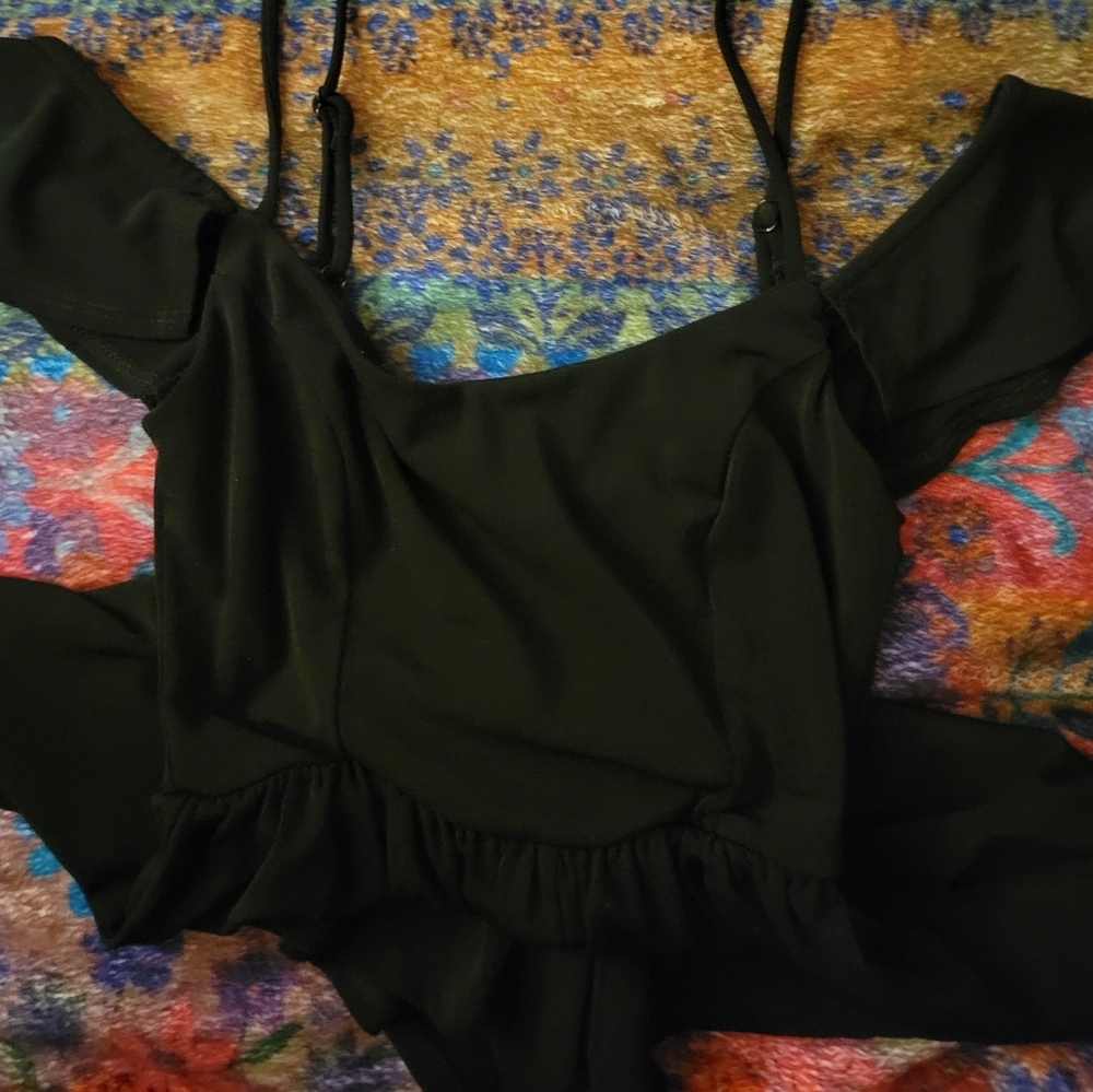 Urban Outfitters Cold Shoulder Flutter Sleeve Black Romper, XS, Ruched, EUC - Picture 6 of 9